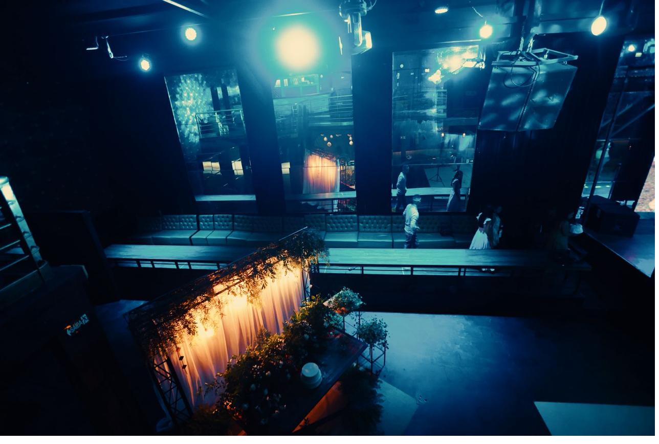 Espaço preparado para festa de 15 anos Love Haus com painel LED
