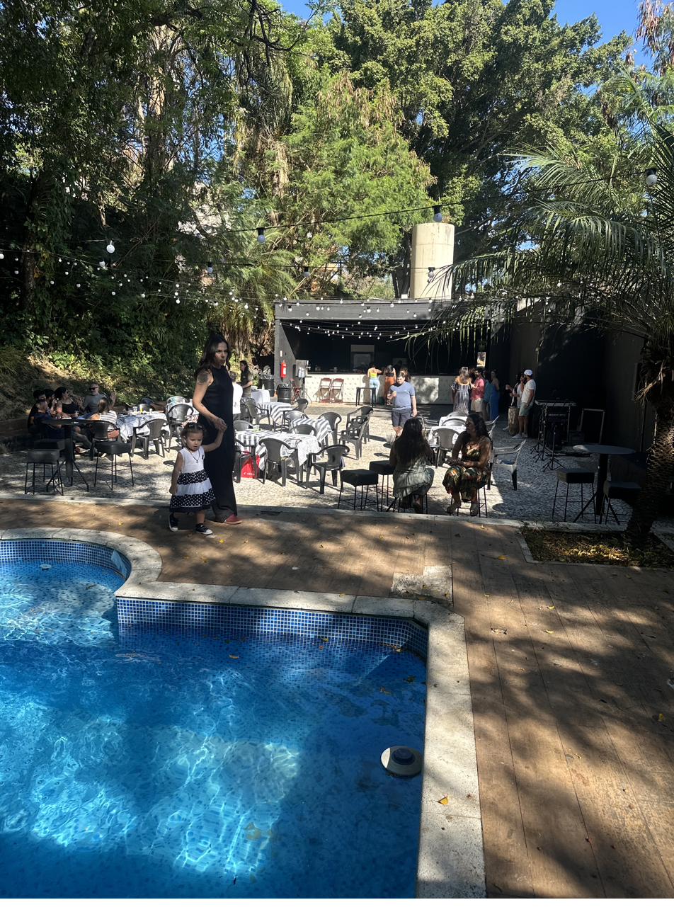 Área externa Love Haus com piscina e convidados