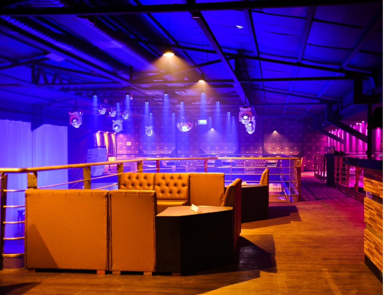 Camarote VIP Love Haus com sofás e moving heads