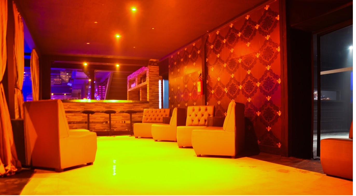 Lounge com poltronas e bar Love Haus Campinas