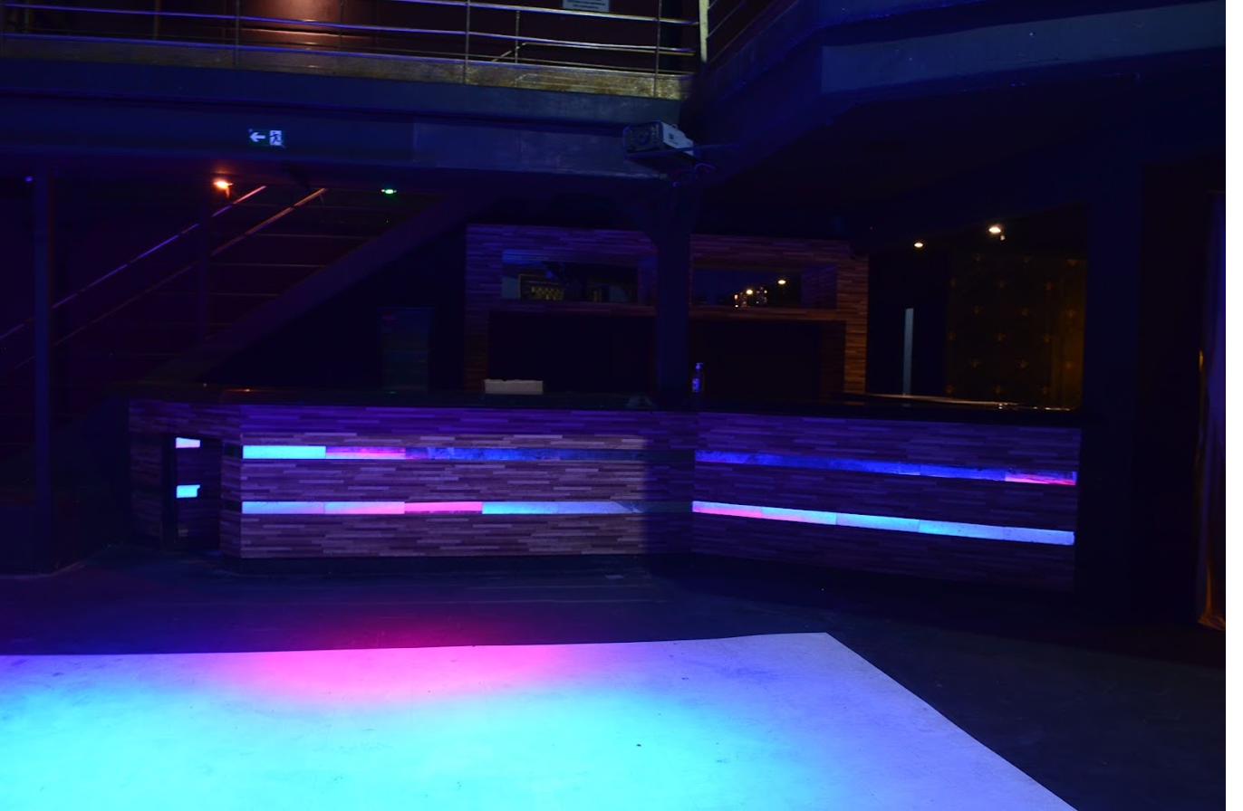 Bar Love Haus com iluminação azul e rosa