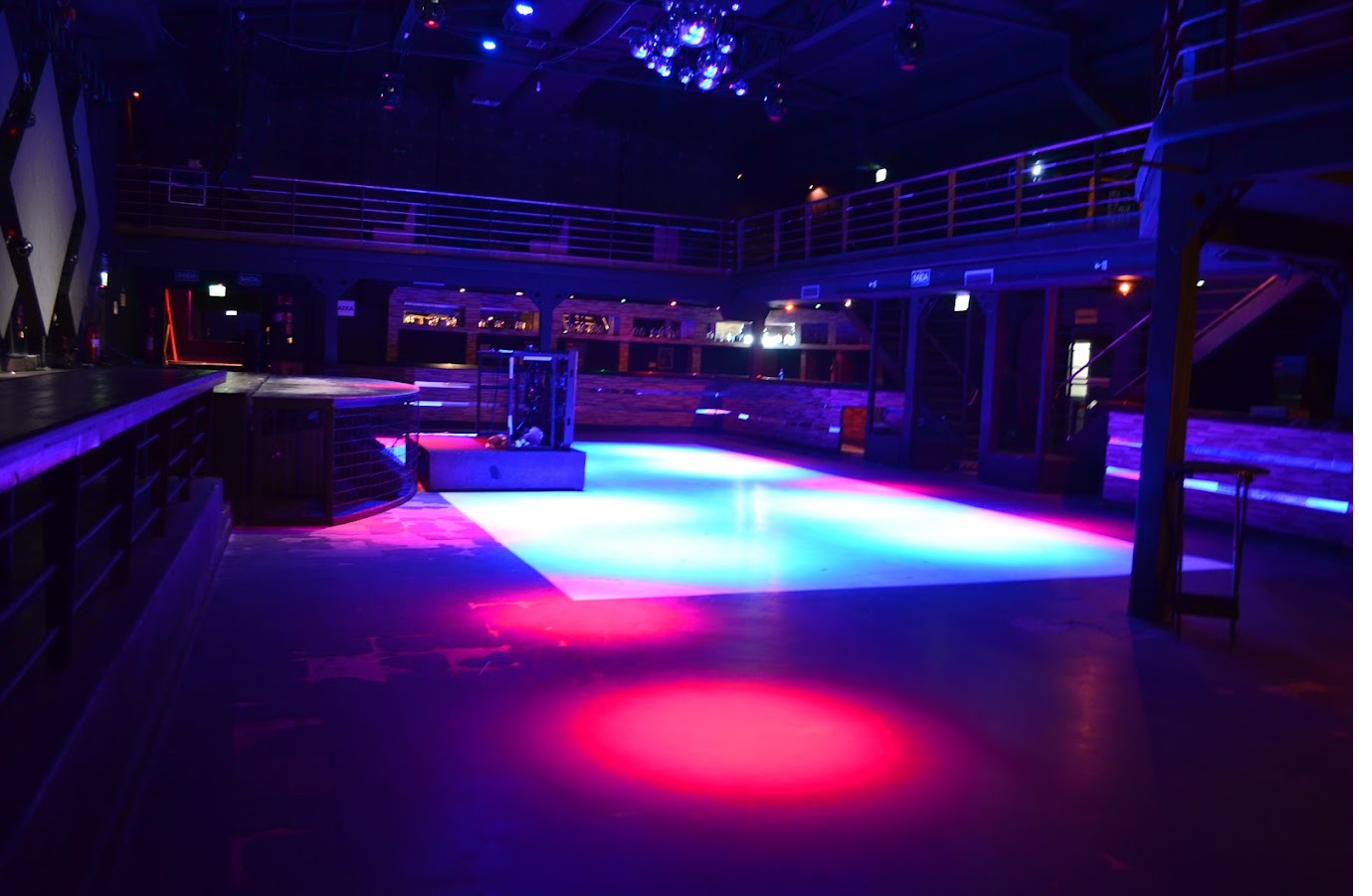 Pista de dança Love Haus vista lateral iluminada