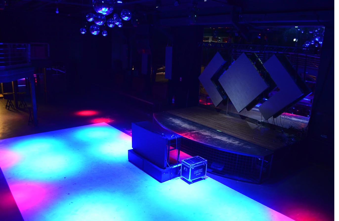 Pista de dança Love Haus com painel LED e line array