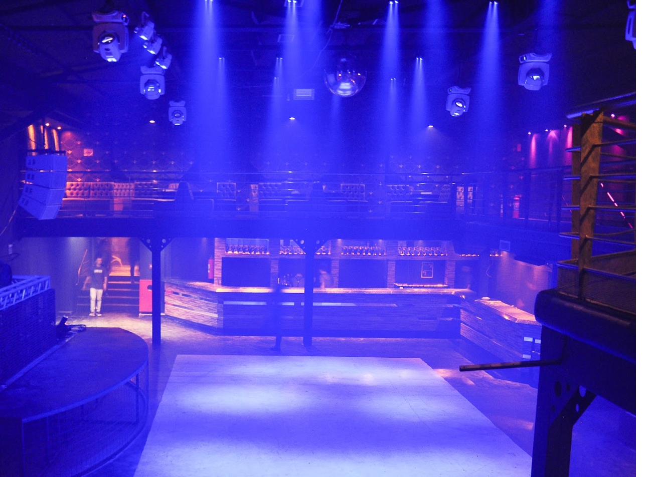 Love Haus interior com moving heads e estrutura completa